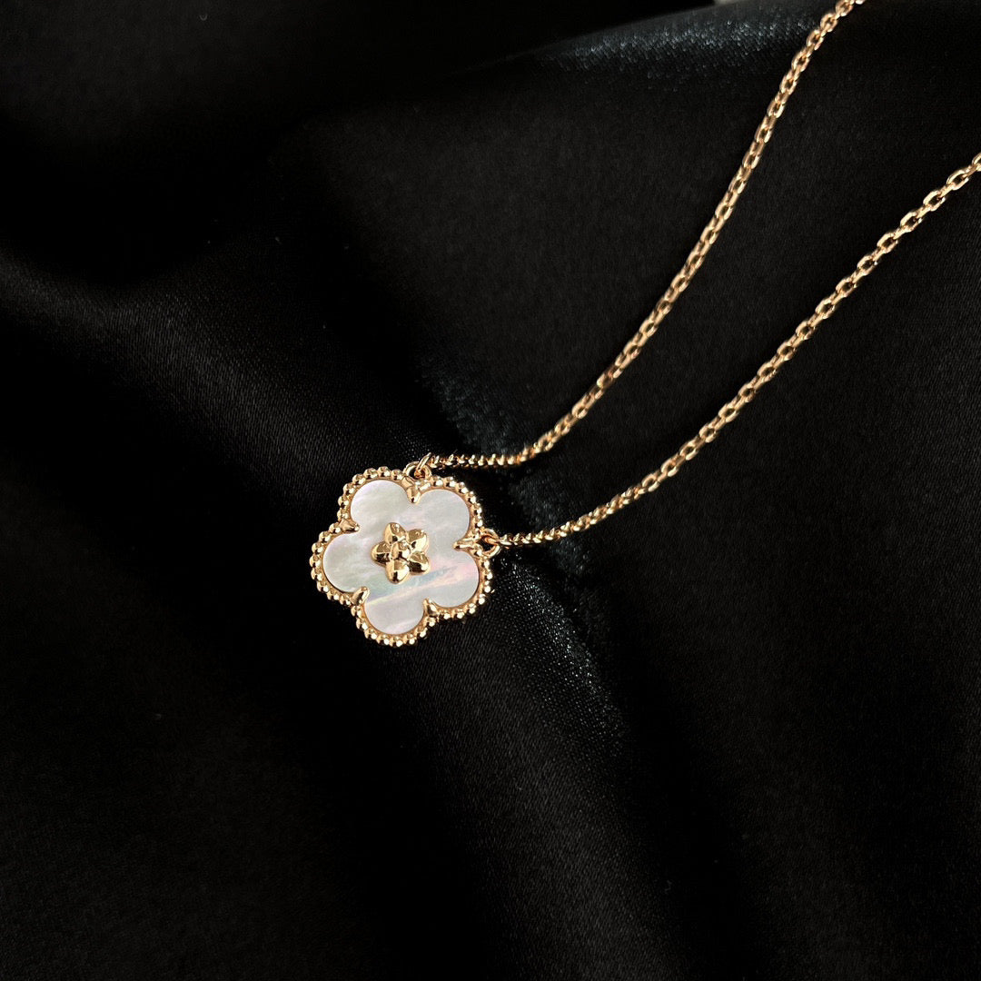 [Amore]LUCKY  WHITE MOP  PLUM BLOSSOM NECKLACE