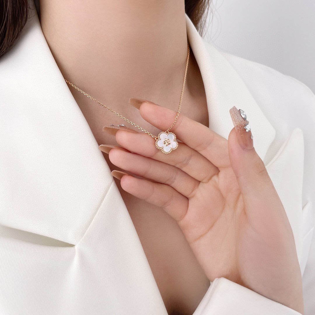 [Amore]LUCKY  WHITE MOP  PLUM BLOSSOM NECKLACE