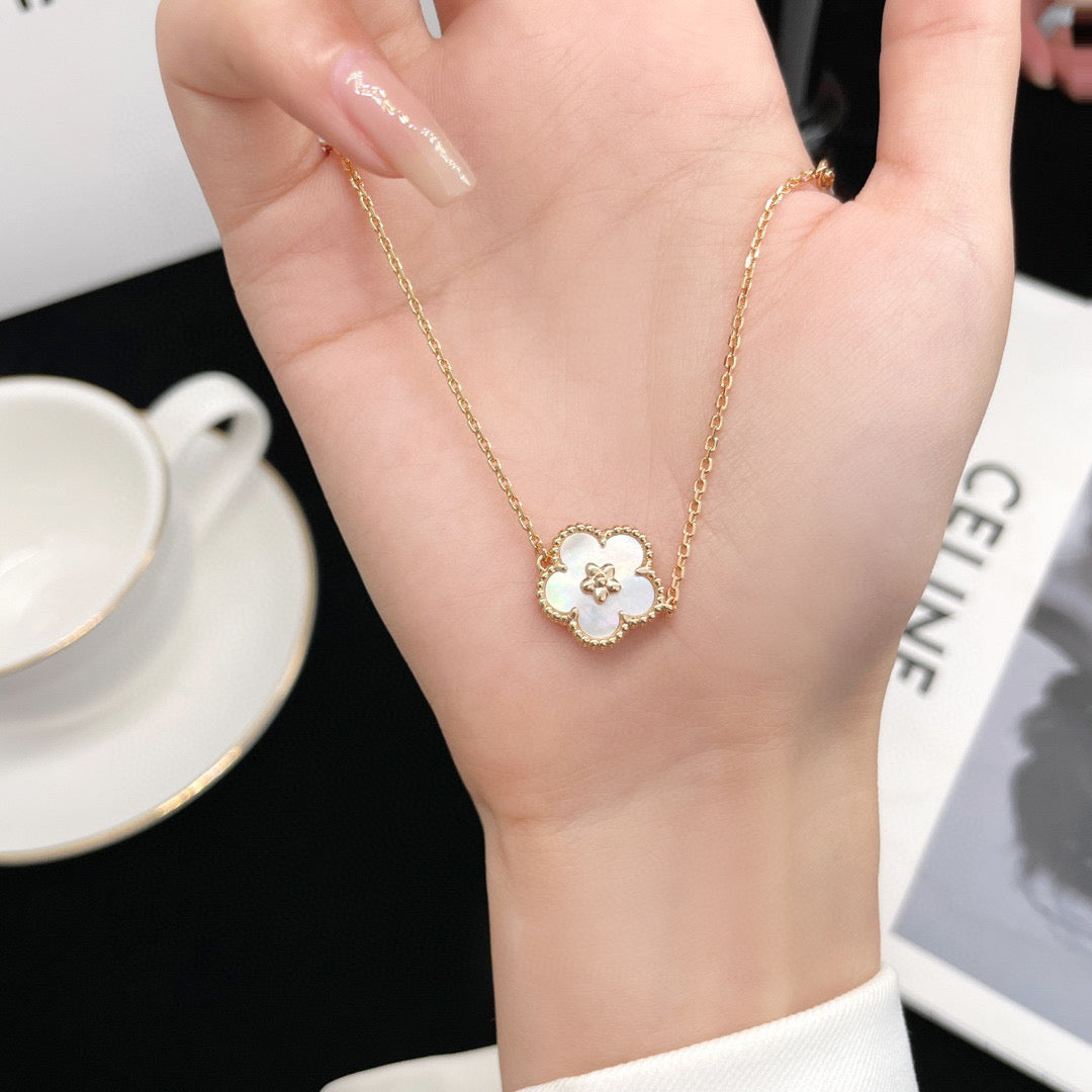 [Amore]LUCKY  WHITE MOP  PLUM BLOSSOM NECKLACE