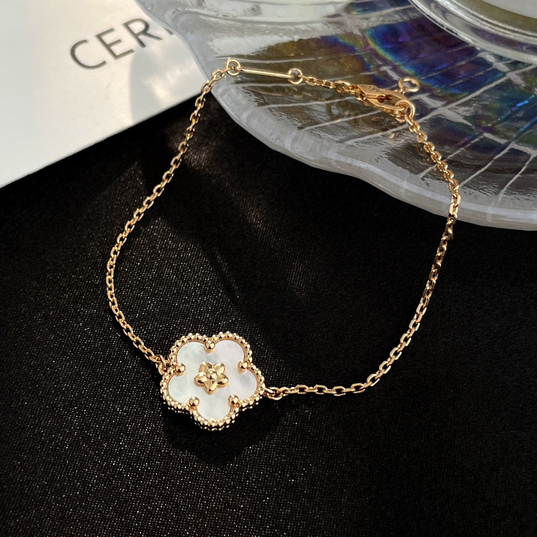 [Amore]LUCKY WHITE MOP PLUM BLOSSOM  BRACELET