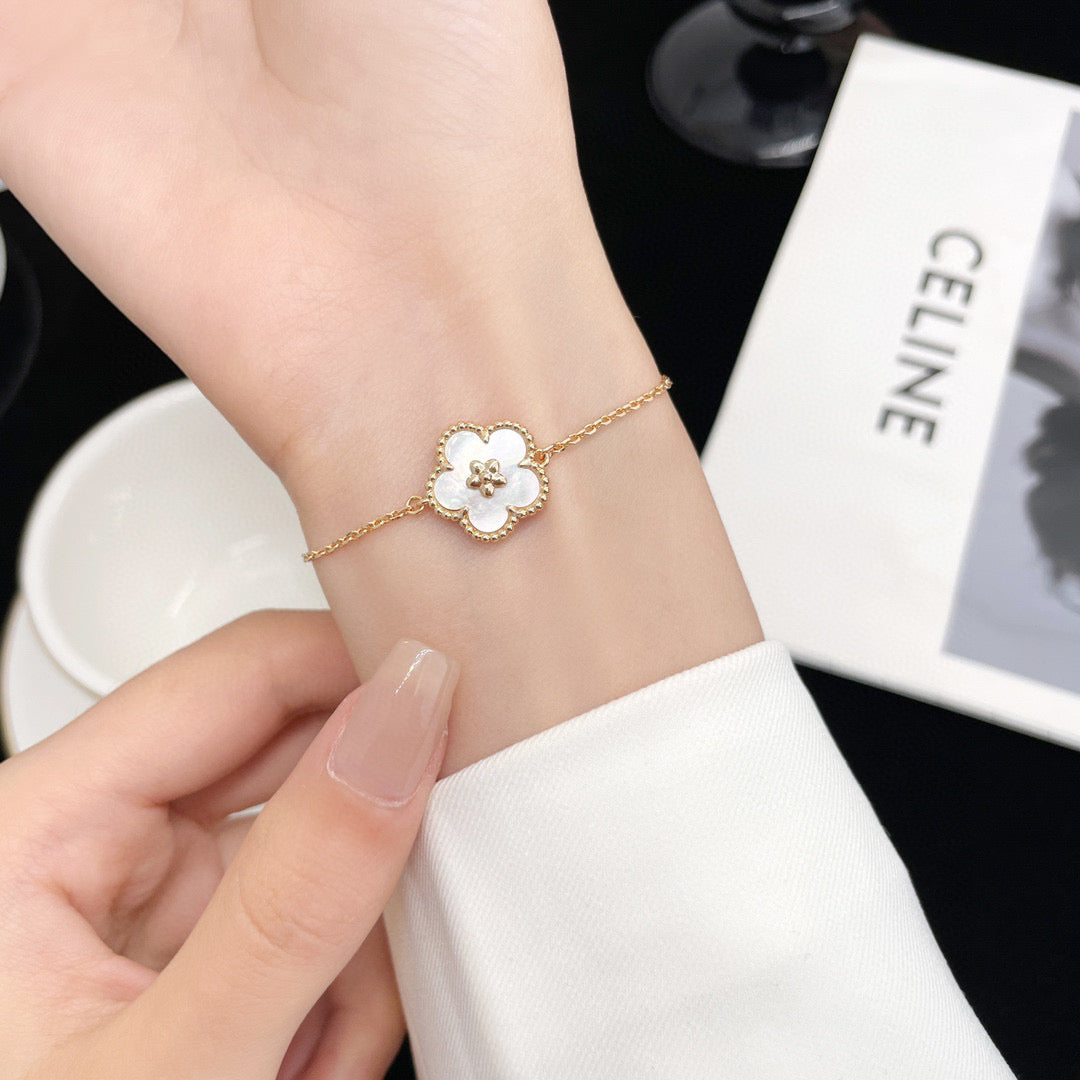 [Amore]LUCKY WHITE MOP PLUM BLOSSOM  BRACELET