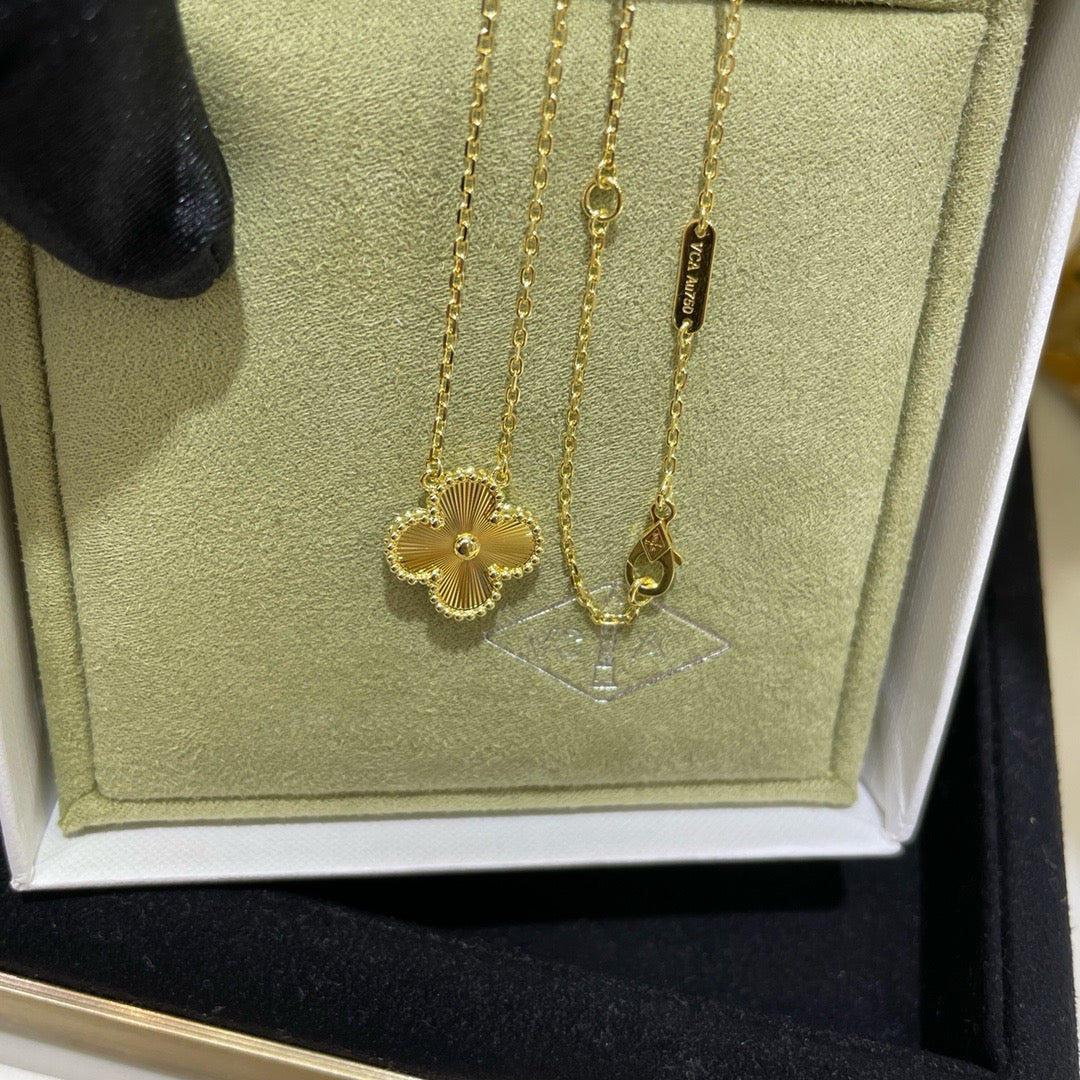 [Amore]CLOVER 15MM LASER NECKLACE