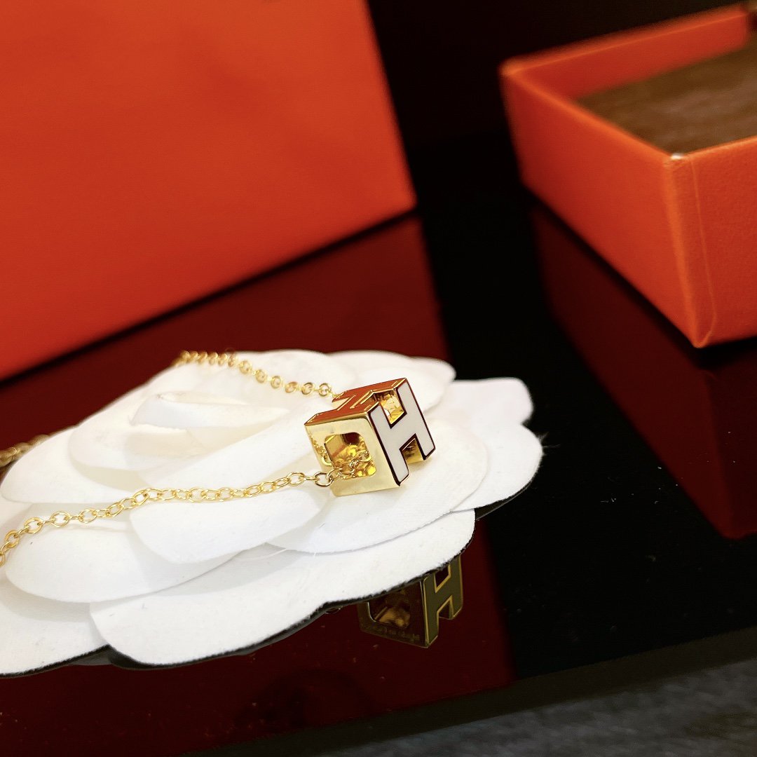 [Amore]H WHITE SQUARE GOLD NECKLACE