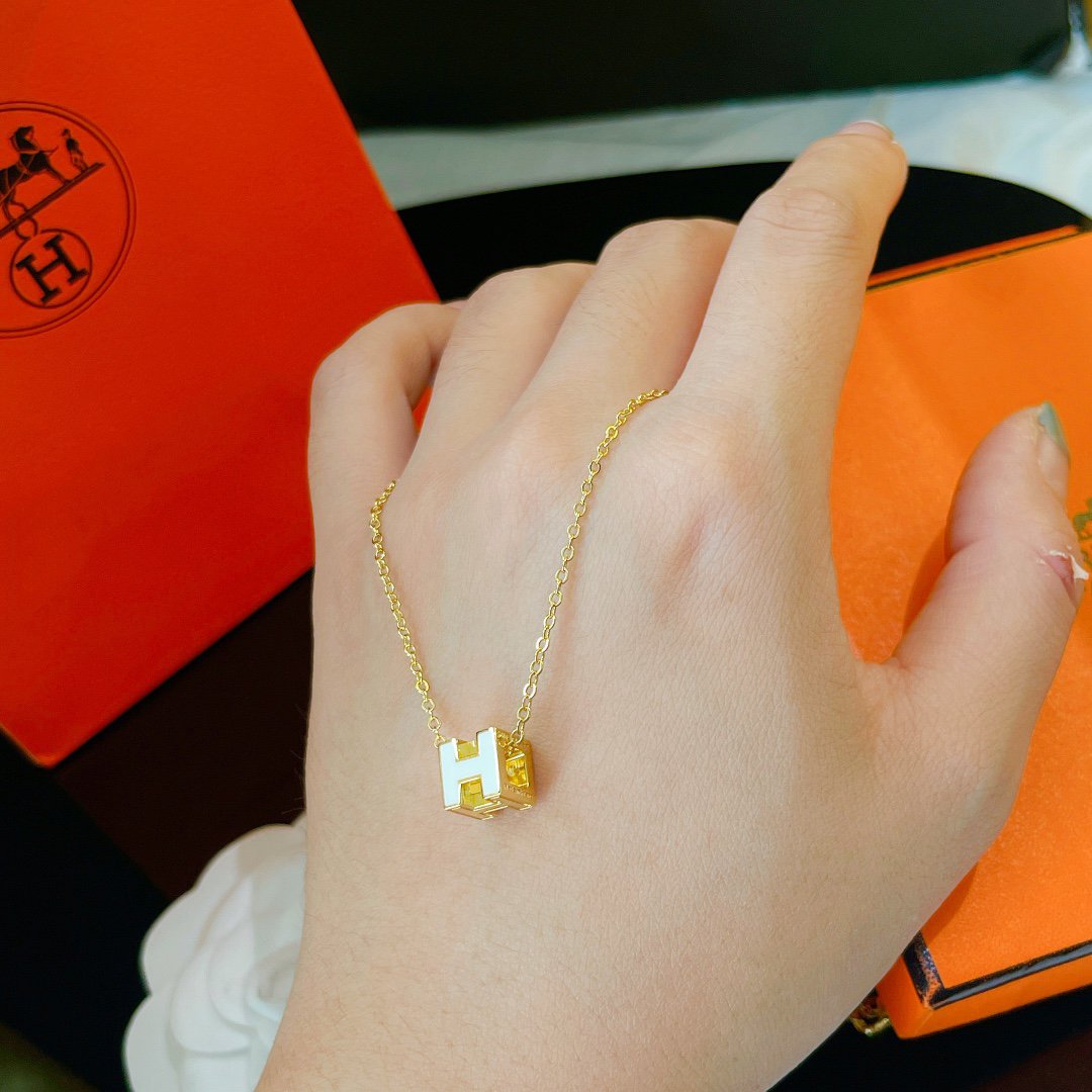 [Amore]H WHITE SQUARE GOLD NECKLACE