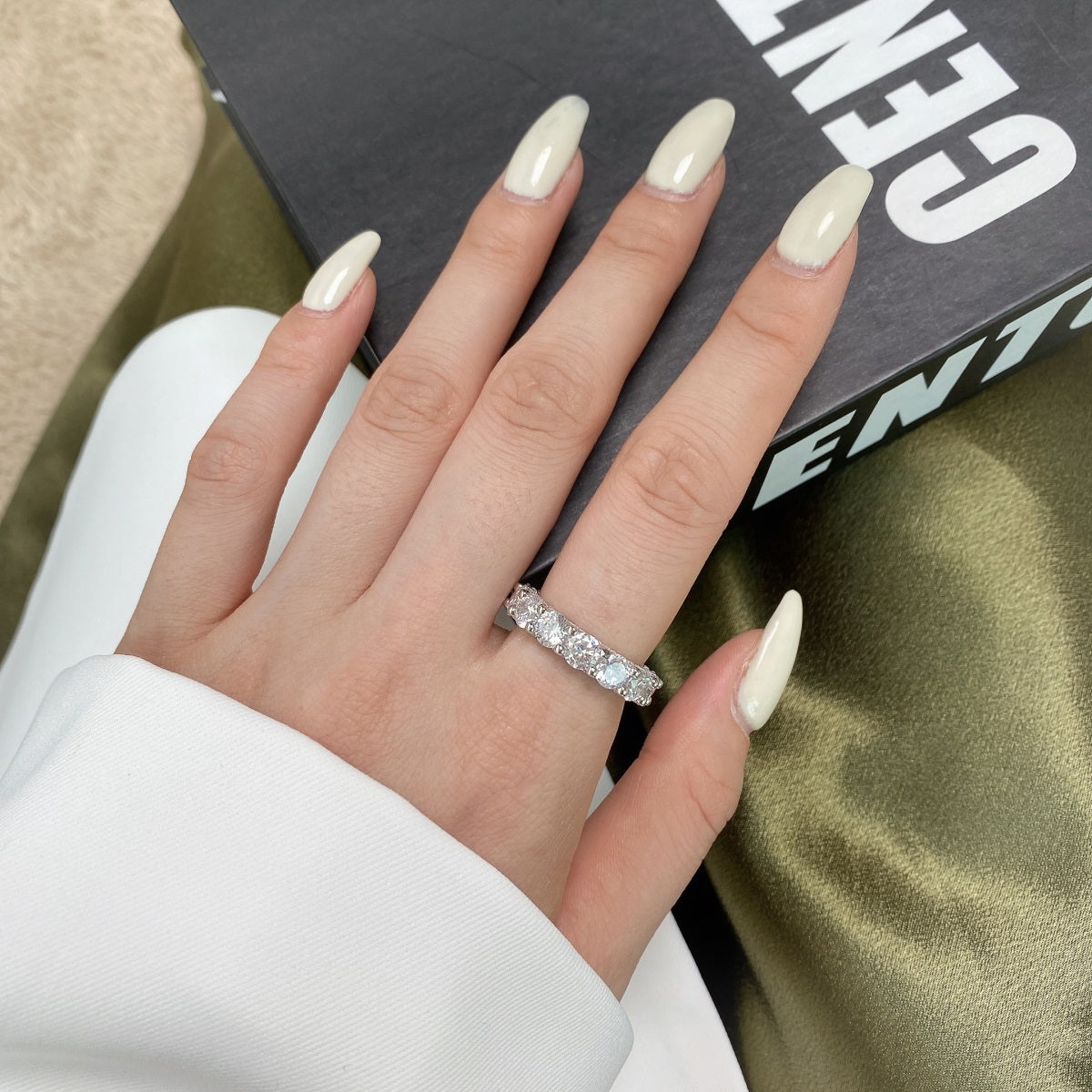 [Amore]Gorgeous Round Cut Tennis Ring