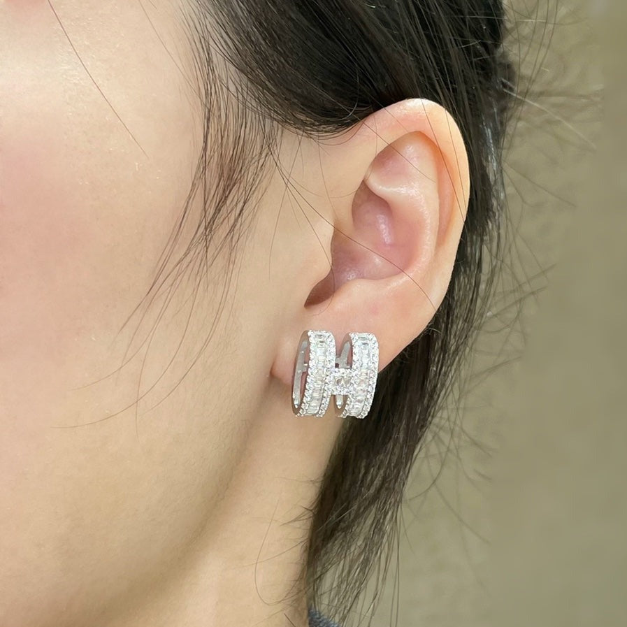 [Amore]H STUD EARRINGS WITH SILVER DIAMONDS