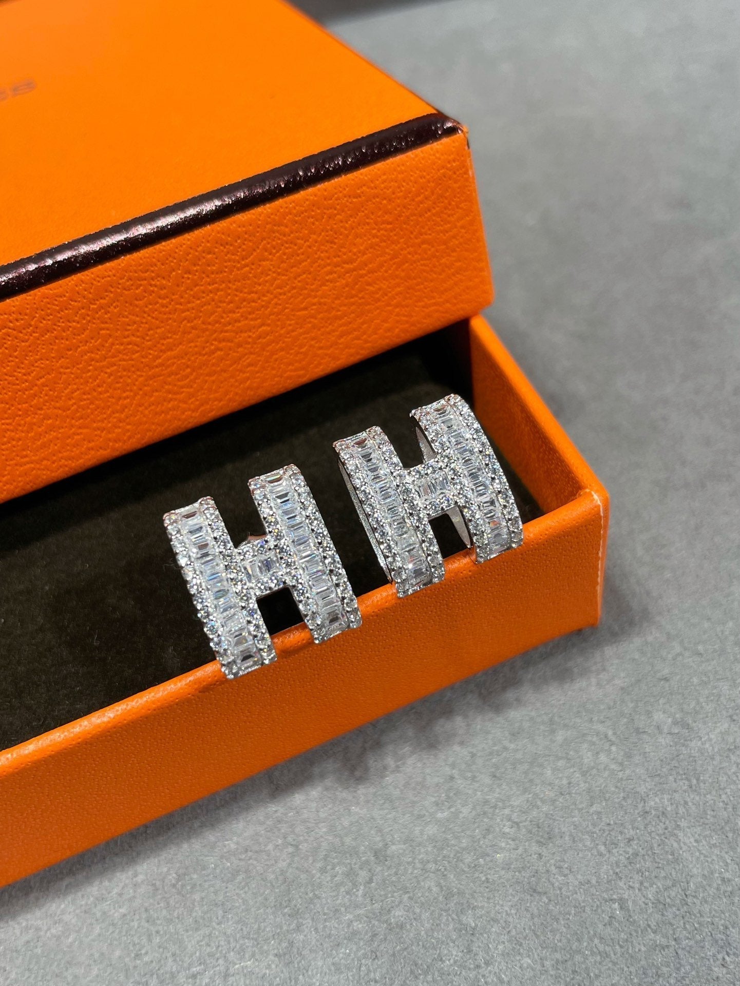 [Amore]H STUD EARRINGS WITH SILVER DIAMONDS