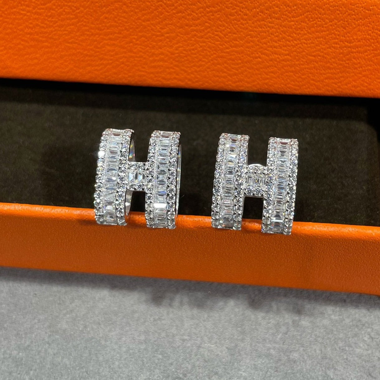 [Amore]H STUD EARRINGS WITH SILVER DIAMONDS