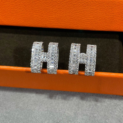 [Amore]H STUD EARRINGS WITH SILVER DIAMONDS