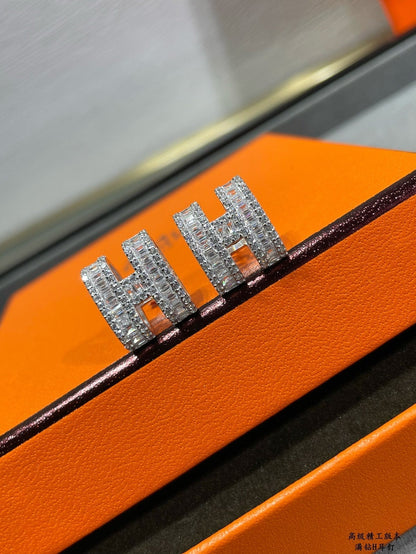 [Amore]H STUD EARRINGS WITH SILVER DIAMONDS