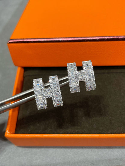 [Amore]H STUD EARRINGS WITH SILVER DIAMONDS