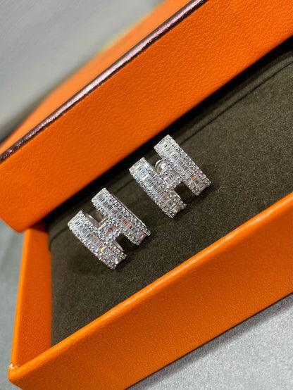 [Amore]H STUD EARRINGS WITH SILVER DIAMONDS