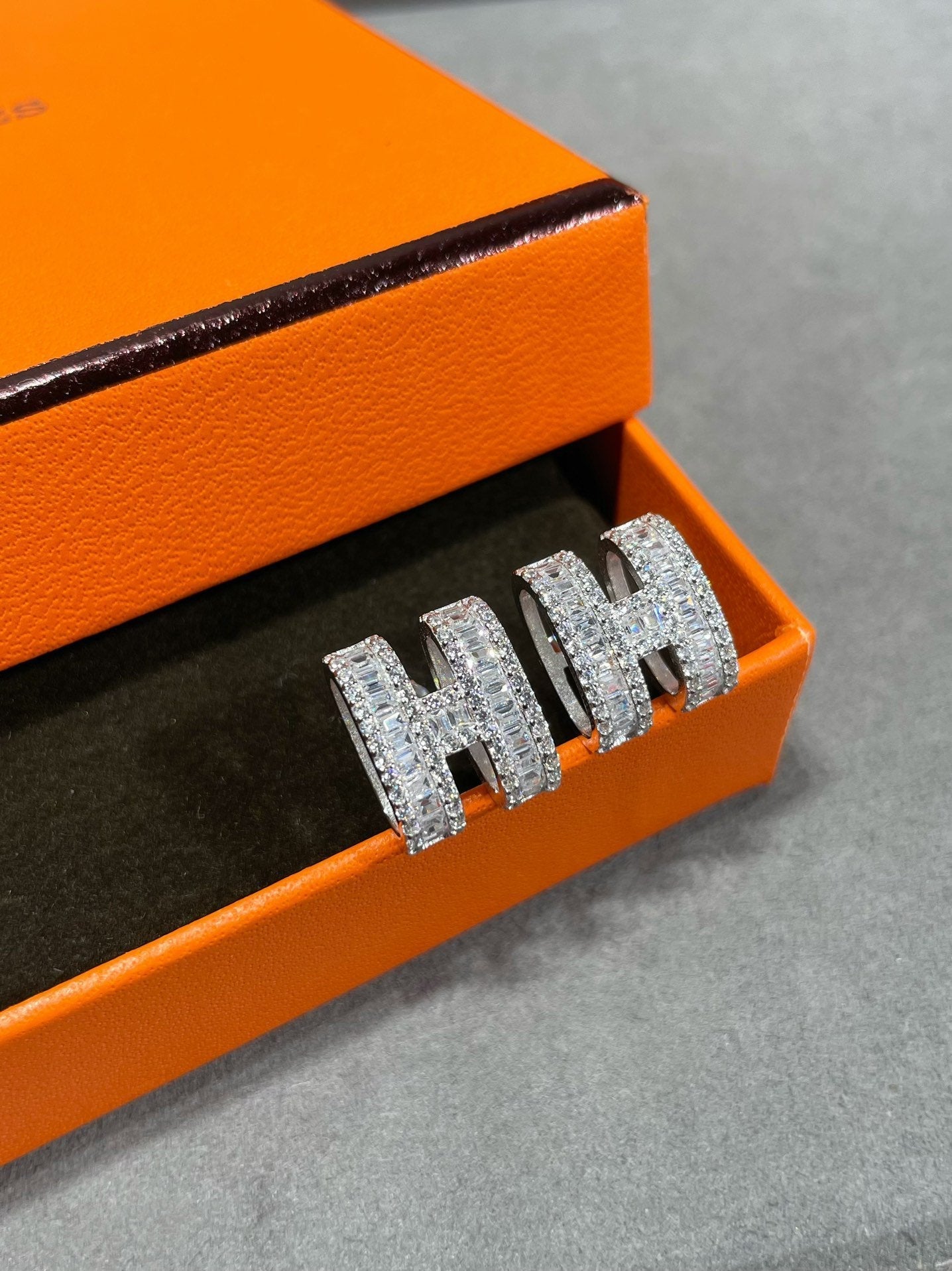 [Amore]H STUD EARRINGS WITH SILVER DIAMONDS