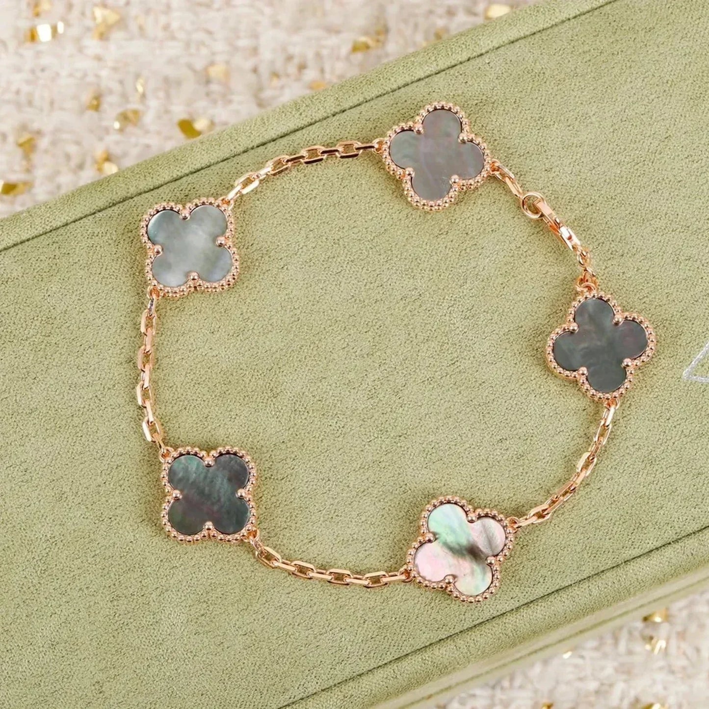 [Amore] CLOVER 5 MOTIF GRAY MOP BRACELET COLLECTION