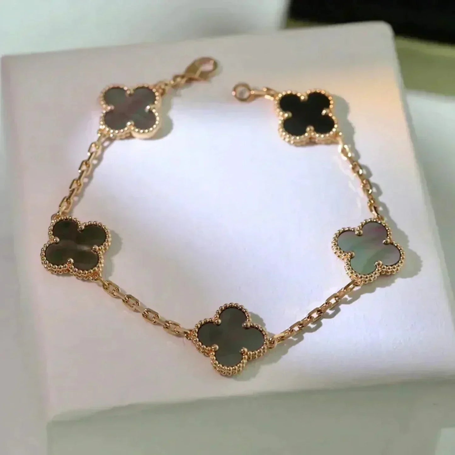 [Amore] CLOVER 5 MOTIF GRAY MOP BRACELET COLLECTION