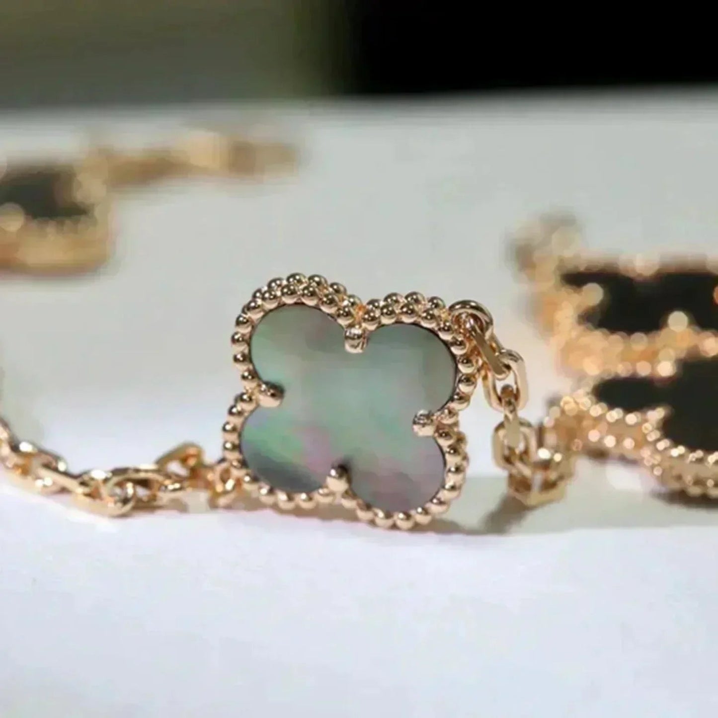 [Amore] CLOVER 5 MOTIF GRAY MOP BRACELET COLLECTION