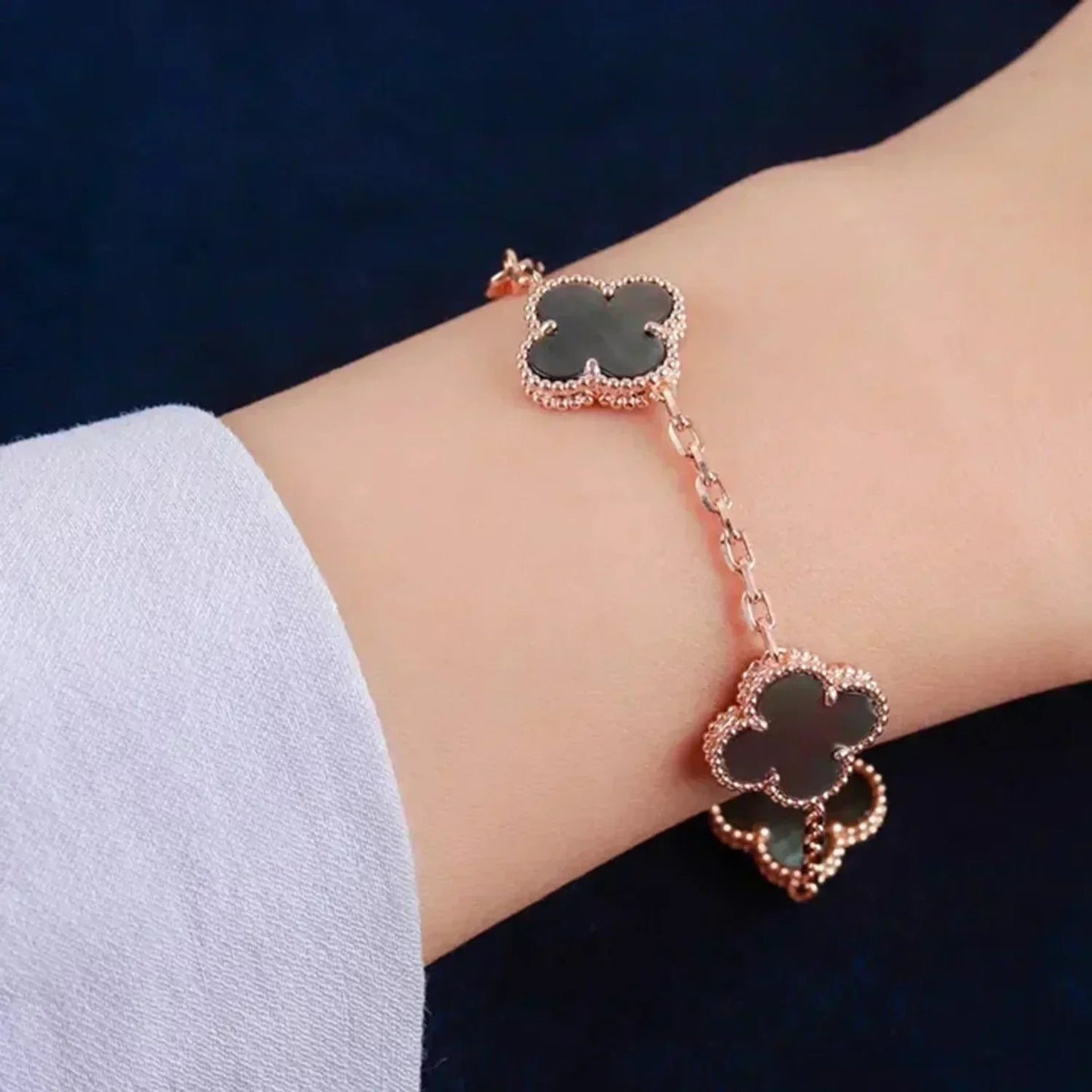 [Amore] CLOVER 5 MOTIF GRAY MOP BRACELET COLLECTION