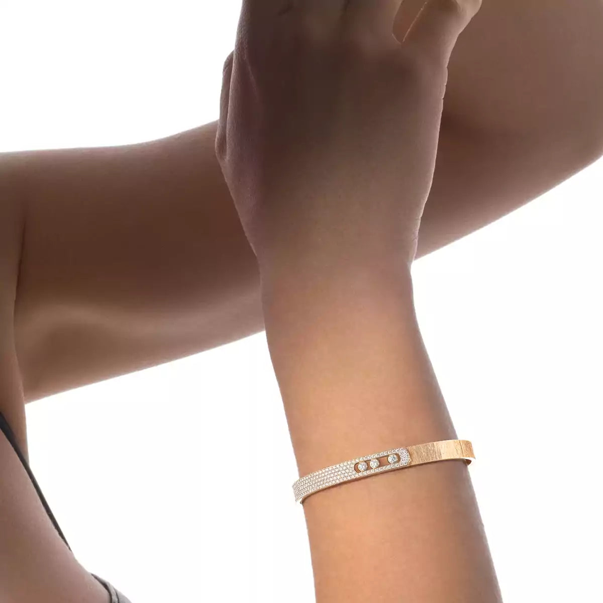 [Amore]Move Noa Ciselé half pavé bangle