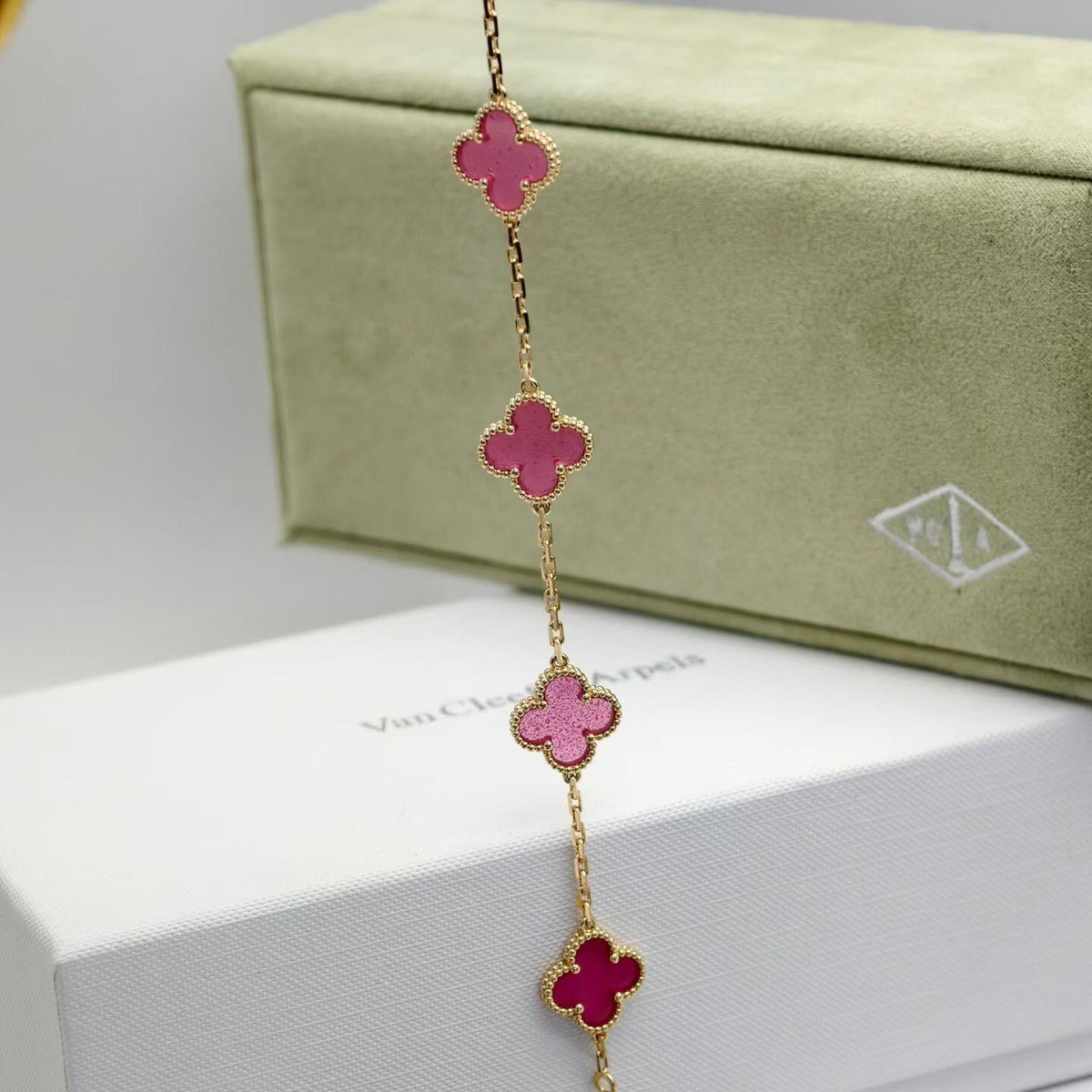 [Amore]NEW CLOVER 5 MOTIFS PINK ENAMEL BRACELET