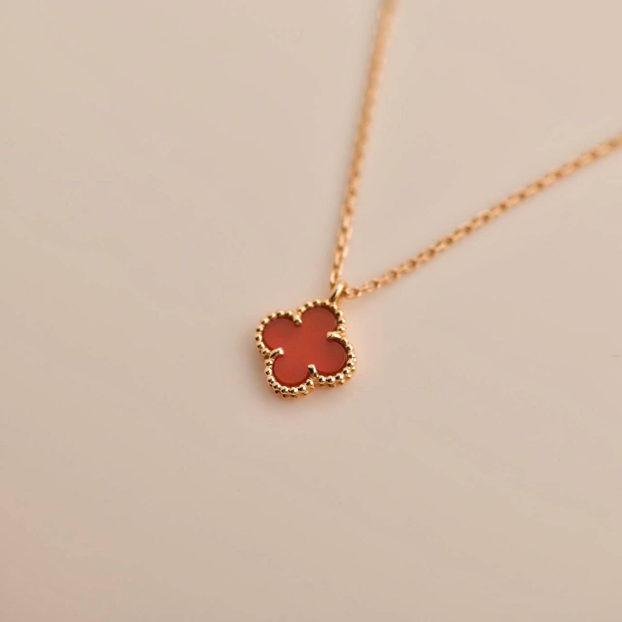 [Amore]CLOVER MINI 9.5MM WHITE CARNELIANS NECKLACE