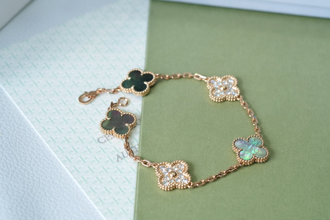[Amore] CLOVER 5 MOTIF GRAY MOP BRACELET COLLECTION