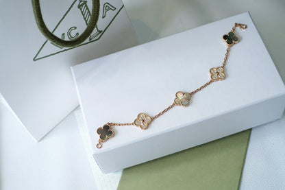[Amore] CLOVER 5 MOTIF GRAY MOP BRACELET COLLECTION
