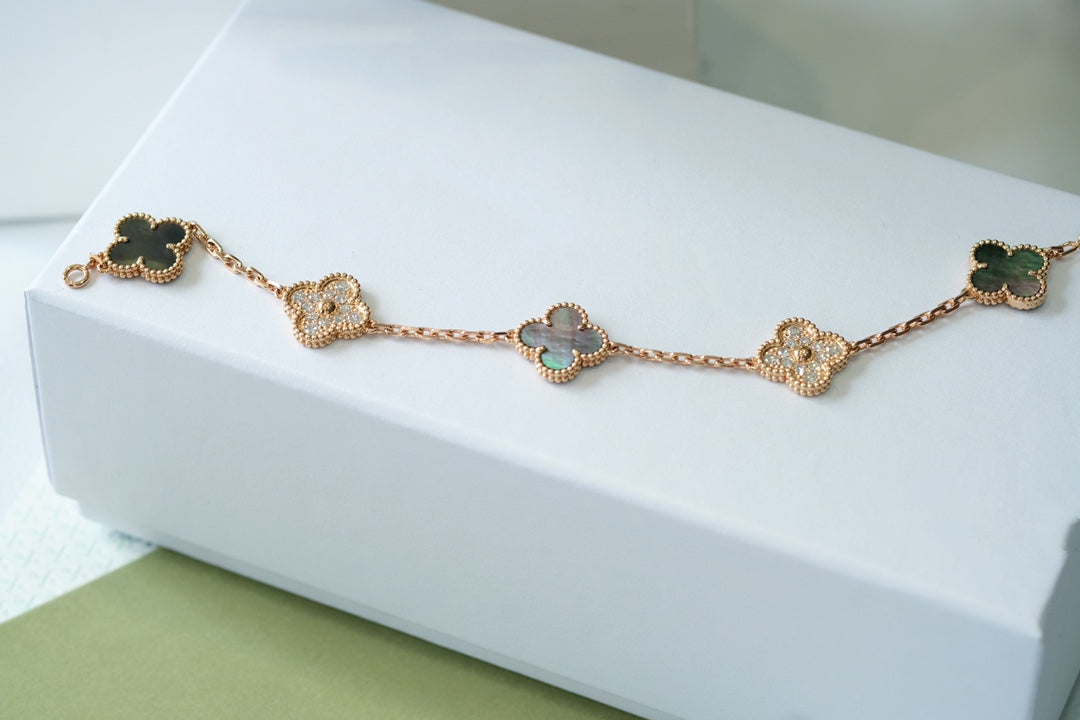 [Amore] CLOVER 5 MOTIF GRAY MOP BRACELET COLLECTION