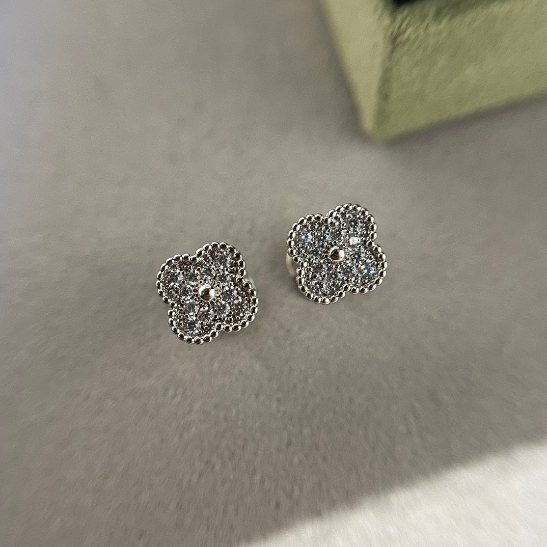 [Amore]CLOVER MINI DIAMOND STUD EARRINGS