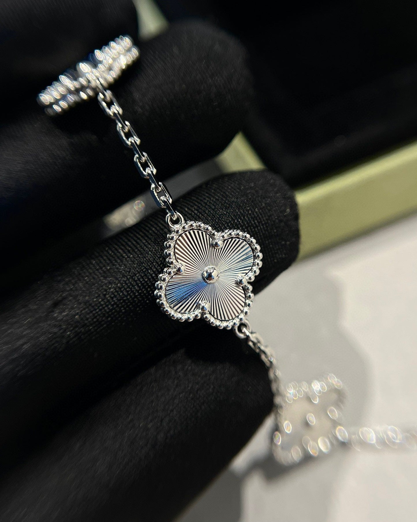 [Amore] CLOVER 5 MOTIF LASER BRACELET COLLECTION
