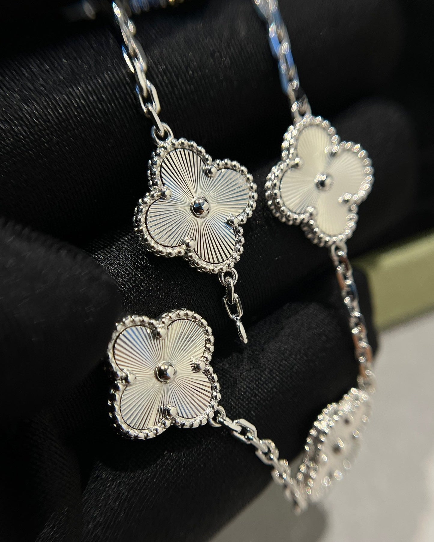 [Amore] CLOVER 5 MOTIF LASER BRACELET COLLECTION