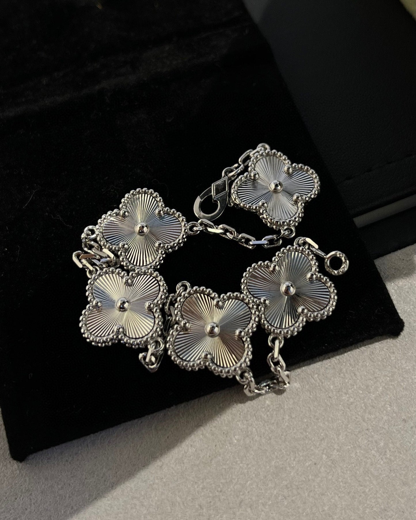 [Amore] CLOVER 5 MOTIF LASER BRACELET COLLECTION