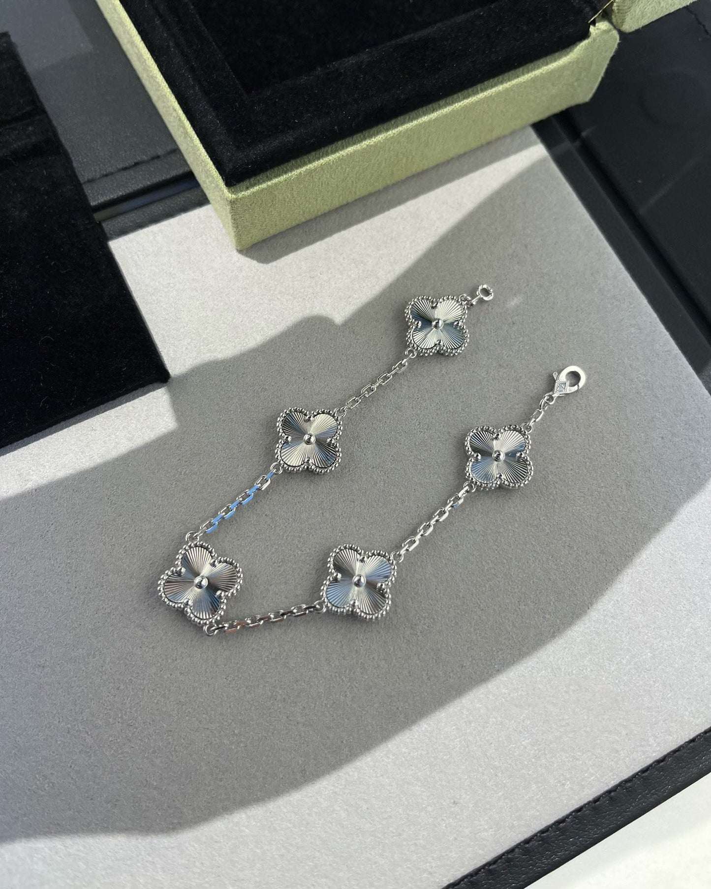[Amore] CLOVER 5 MOTIF LASER BRACELET COLLECTION